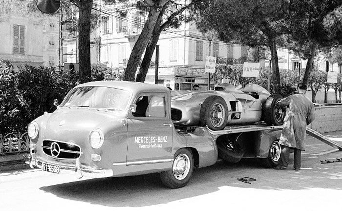 Groer Preis von Monaco 1955: Mercedes-Benz Rennwagen-Schnelltransporter mit einem Formel-1-Rennwagen W 196 R