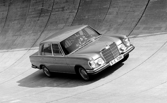 Mercedes-Benz 300 SEL 6.3 (W 109), gebaut von 1968 bis 1972, in der Steilkurve der Einfahrbahn in Stuttgart-Untertrkheim