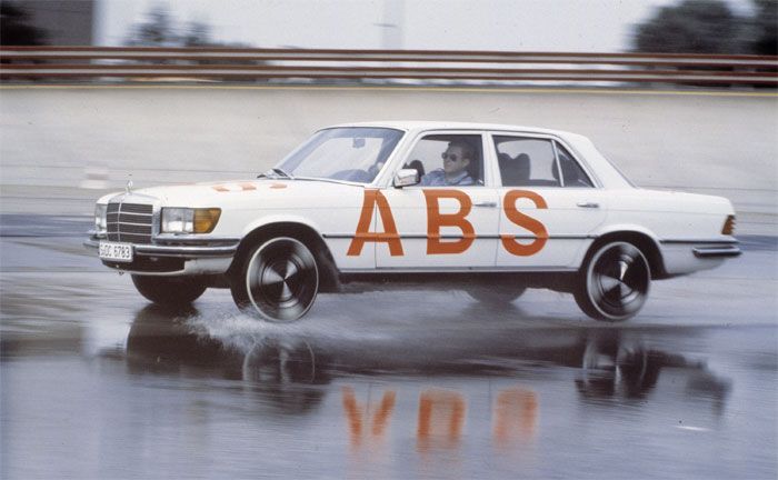 ABS-Versuche im Werk Stuttgart-Untertürkheim der Daimler-Benz AG mit einer S-Klasse Limousine der Baureihe 116.
