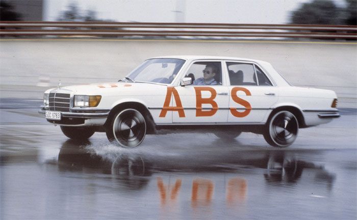 ABS-Versuche im Werk Stuttgart-Untertrkheim der Daimler-Benz AG mit einer S-Klasse Limousine der Baureihe 116.