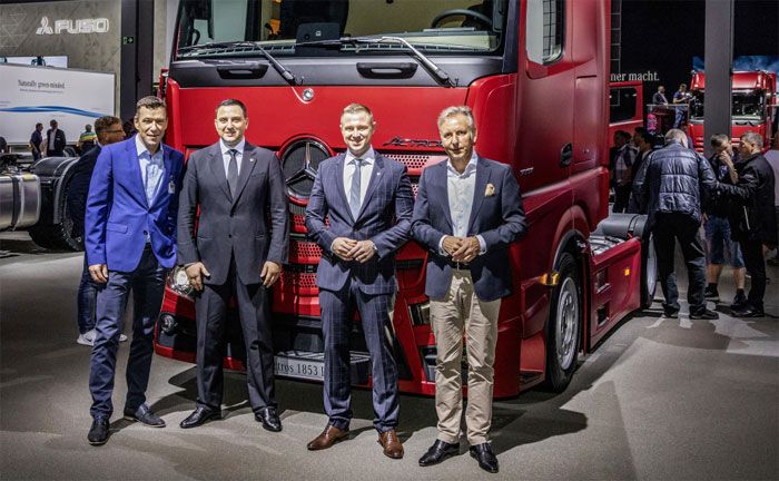 Mercedes-Benz Actros auf der IAA: Siegfried (2. v.r.) und Anton Hegelmann (2. v.l.), Stefan Buchner (rechts), Andreas von Wallfeld, Mercedes-Benz Lkw (links)