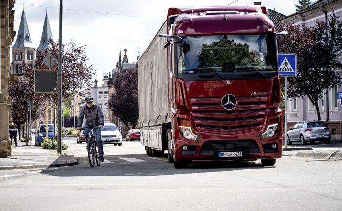 Neuer Mercedes-Benz Actros mit MirrorCam