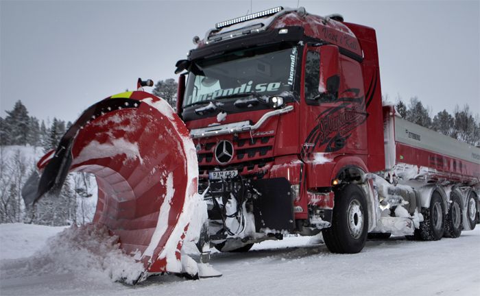 Mercedes-Benz Arocs 3258 mit Schneepflug von Mhlers