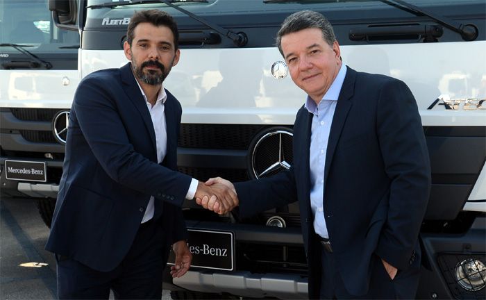 Roberto Leoncini (re.), Leiter Truck and Bus Sales, Marketing, Parts and Services von Mercedes-Benz do Brasil und Ian Dobereiner, Leiter Agrar von Razen