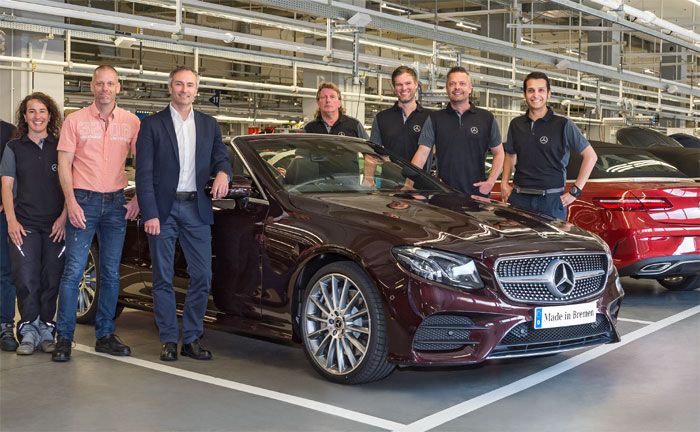 Mercedes-Benz Werk Bremen: Standortverantwortlicher Peter Theurer (4.v.l.) und Betriebsratsvorsitzender Michael Peters (3.v.l.) mit der Bremer Mannschaft beim Anlauf des neuen E-Klasse Cabrios