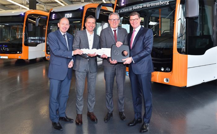 Till Oberwrder, Leiter Daimler Buses, Martin in der Beek, technischer Geschftsfhrer rnv, Dr. Peter Kurz, OB Mannheim, Christian Specht, BM Mannheim