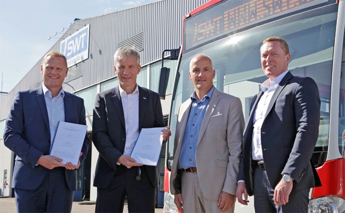 von links nach rechts: Christian Fambach (Werksbeauftragter PNV Daimler Buses), Steffen Maiwald (kaufmnnischer Vorstand der Stadtwerke Trier), Michael Schrder (Geschftsfhrer der SWT Stadtwerke Trier Verkehrs-GmbH), Rdiger Kappel (Leiter Vertrieb Flo