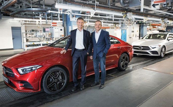 Michael Bauer (links) und Ergun Lmali vor dem neuen CLS im Mercedes-Benz Werk Sindelfingen