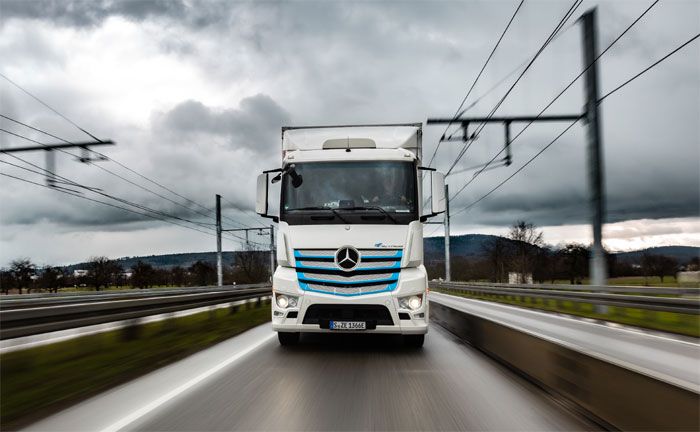 Geplanter Vergleich mit Oberleitungs-Lkw: batterieelektrischer Mercedes-Benz eActros fhrt auf zuknftiger Oberleitungsstrecke bis zu 300 km tglich