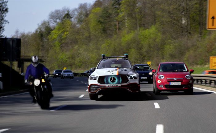 Mercedes-Benz Experimental-Sicherheits-Fahrzeug (ESF): Das ESF nutzt Lichtsignale auch auf dem Frontpanel, um seine Absichten zu kommunizieren