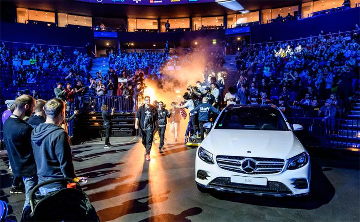 e-Sports/ ESL one Turnier: Team Secret betritt die Arena.