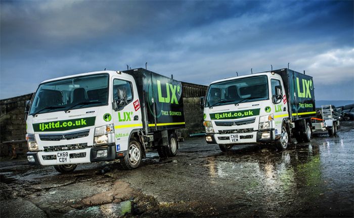 LJX Tree Services setzt den Fuso Canter mit Kippmulde und Werkzeugbox fr baumchirurgische Manahmen zwischen Glasgow und Edinburgh ein