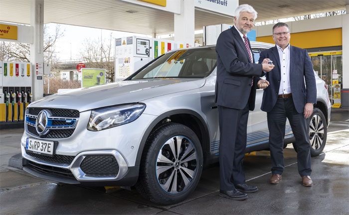 Frank Dei (rechts), Leiter Produktion Powertrain Mercedes-Benz Cars und Standortverantwortlicher Mercedes-Benz Werk Untertrkheim bei der bergabe des Mercedes-Benz GLC F-CELL an Wolfgang Reimer, Regierungsprsident des Regierungsbezirks Stuttgart in Bad