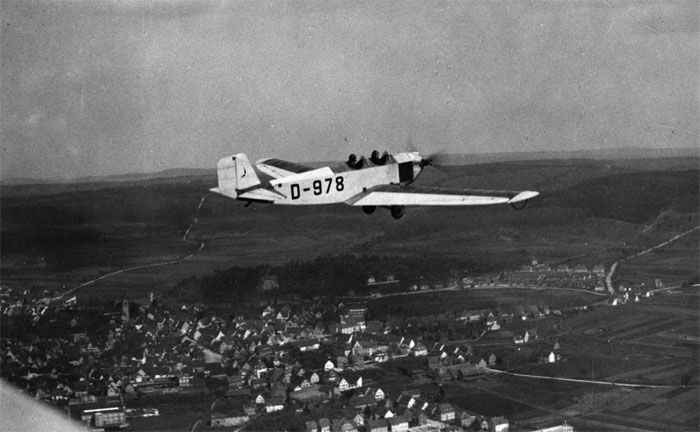Klemm-Daimler-Leichtflugzeug L 20 über Sindelfingen. Links: Straße nach Leonberg; rechts: Straße zum heutigen Krankenhaus; Bildmitte: Herrenwäldlesberg (1928)
