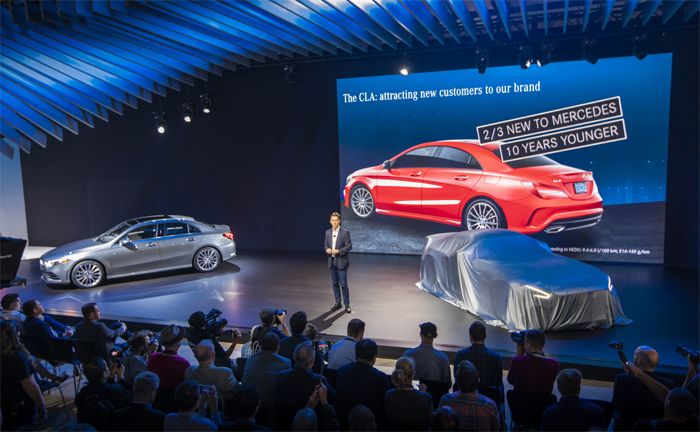 Dietmar Exler, President & CEO von Mercedes-Benz USA präsentiert die A-Klasse Limousine auf der LA Auto Show