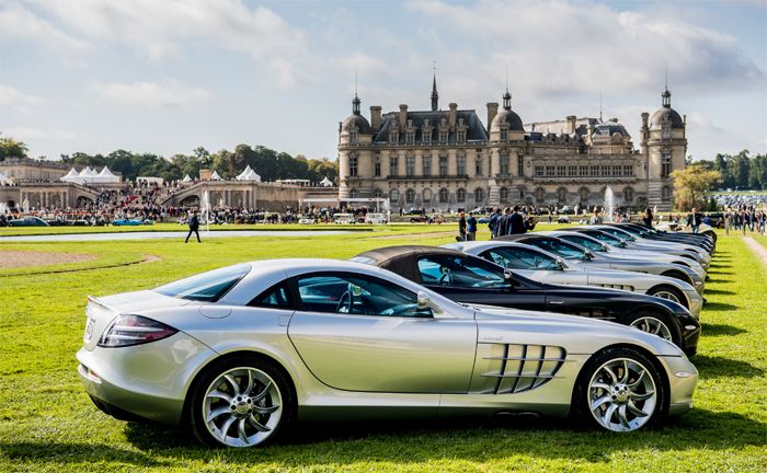 SLR CLUB vor dem Schloss Chantilly in Frankreich