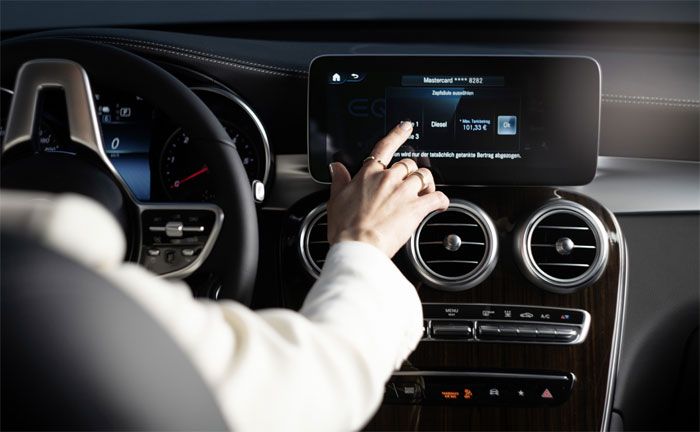 Mercedes me "Fuel & Pay" ermöglicht kontaktloses und komfortables Bezahlen direkt an der Zapfsäule