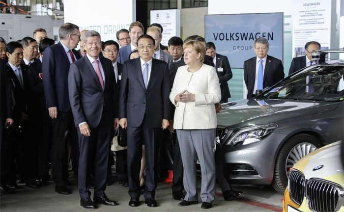 Bundeskanzlerin Angela Merkel und Chinas Ministerprsident Li Keqian vor dem Forschungsfahrzeug