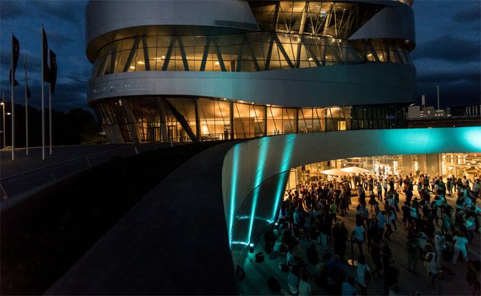 Sommerparty "Salsa unter den Sternen" in der Open-Air-Bhne am Mercedes-Benz Museum