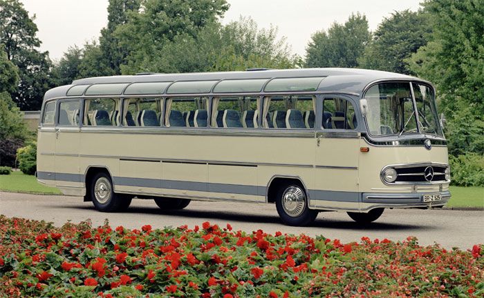 Mercedes-Benz O 321 HL (1957 bis 1964) in der Ausfhrung als Fernreisebus mit Dachrandverglasung.