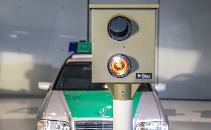 Der Starenkasten: Seit 1959 werden in der Bundesrepublik Deutschland Anlagen zur Geschwindigkeitsberwachung eingesetzt. Diese stationre Variante trgt ihren Namen wegen der an einen Nistkasten erinnernden Form. (Foto: Mercedes-Benz Classic)