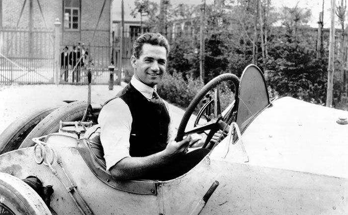 Ralph DePalma im Juli 1914 im Werk Untertürkheim am Steuer eines Mercedes Grand-Prix-Rennwagens.