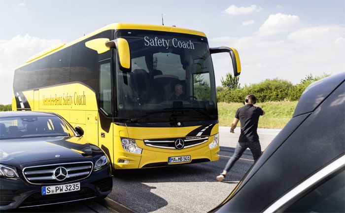 Den Active Brake Assist 4 gibt es serienmig fr alle Reisebusse von Mercedes-Benz und Setra.