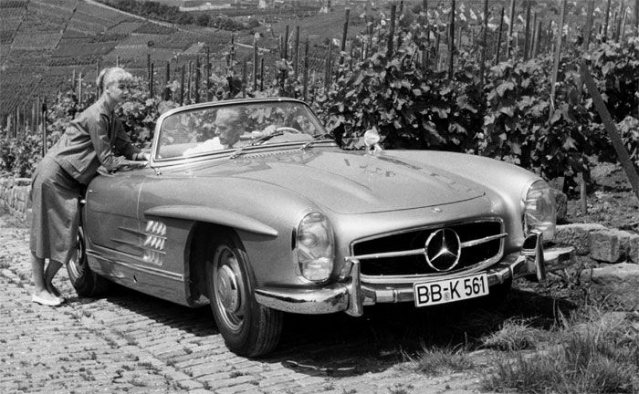 Mercedes-Benz 300 SL Roadster (W 198). Produktionszeit der Baureihe von 1957 bis 1963. Genrefoto aus dem Jahr 1961 in den Weinbergen auf dem Stuttgarter Rotenberg mit Blick auf das Mercedes-Benz Werk Untertrkheim im Hintergrund. (Foto: Mercedes-Benz)