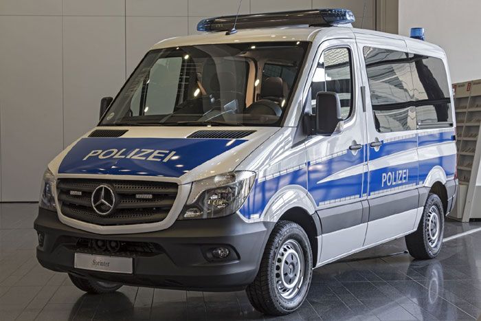 bergabe eines Mercedes-Benz Sprinter als Einsatzfahrzeug fr die Bereitschaftspolizei Hessen