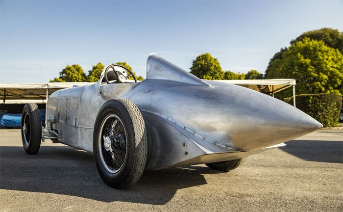 Manfred von Brauchitsch gewinnt am 22. Mai 1932 das Avus-Rennen in Berlin auf Mercedes-Benz SSKL mit Stromlinienkarosserie und stellt dabei mit einer Durchschnittsgeschwindigkeit von 194,4 km/h ber eine Distanz von 200 Kilometern einen Klassenweltrekord.