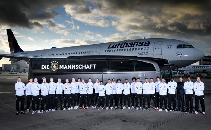 DFB A-Nationalmannschaft vor dem Mercedes-Benz Travego M