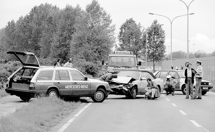 Mercedes-Benz beginnt 1969 mit gezielter Unfallforschung. Mercedes-Benz T-Modell der Baureihe 124 als Einsatzfahrzeug aus den 1990er Jahren.