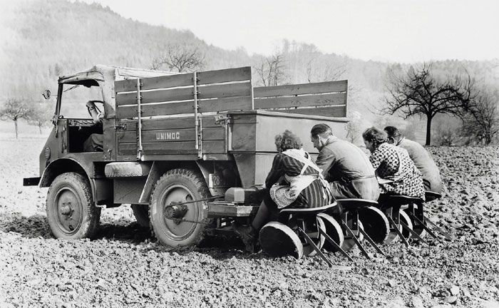 Die halbautomatische Kartoffel-Pflanzmaschine war ein Anbaugert aus den Anfangsjahren des Unimog.