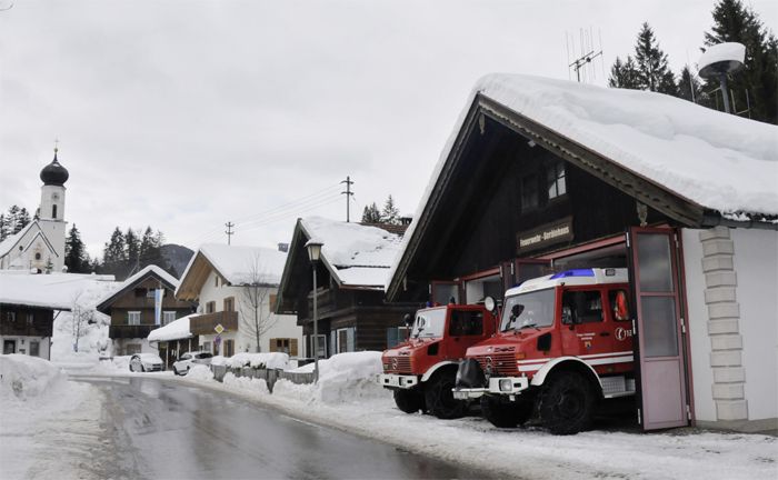 Mercedes-Benz Unimog U 1300 L (links) als Tanklschfahrzeug und das Lschgruppenfahrzeug Unimog U 1550 L