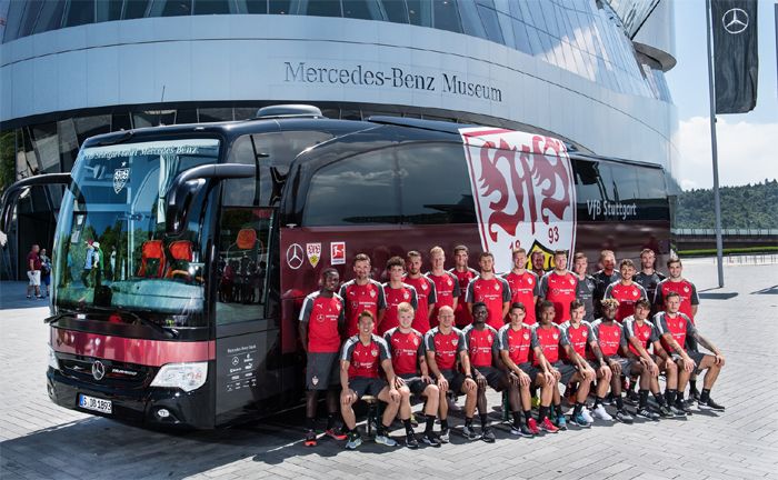 Der VfB Stuttgart vor dem Mercedes-Benz Museum.