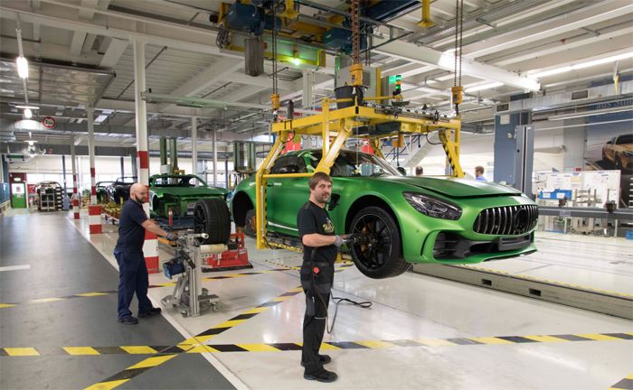 Themenführungen im Mercedes-Benz Werk Sindelfingen bieten Einblick in die Mercedes-AMG GT-Montage