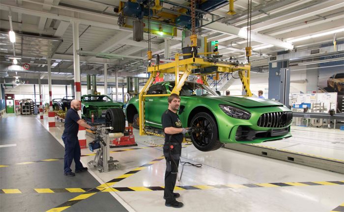 Themenfhrungen im Mercedes-Benz Werk Sindelfingen bieten Einblick in die Mercedes-AMG GT-Montage