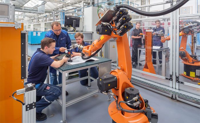 Ausbildungswerkstatt des Mercedes-Benz Werkes Wrth: Industriemechaniker und Elektroniker fr Automatisierungstechnik lernen Programmieren im Bereich Robotik
