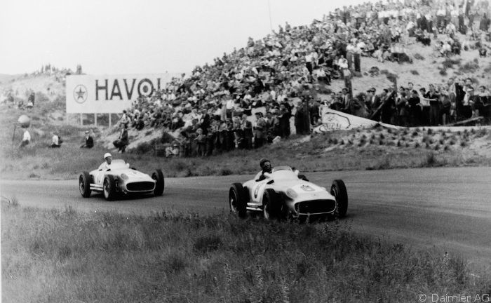 Groer Preis von Holland in Zandvoort 1955. Sieger Juan Manuel Fangio gefolgt von Stirling Moss auf Mercedes-Benz in W 196 R.