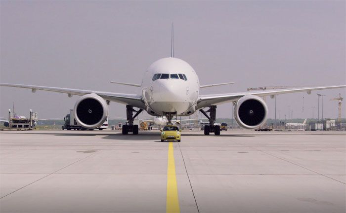 MINI Cooper SE zieht Boeing 777F der Lufthansa Cargo am Flugahen Frankfurt/Main