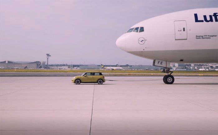 MINI Cooper SE zieht Boeing 777F der Lufthansa Cargo am Flugahen Frankfurt/Main
