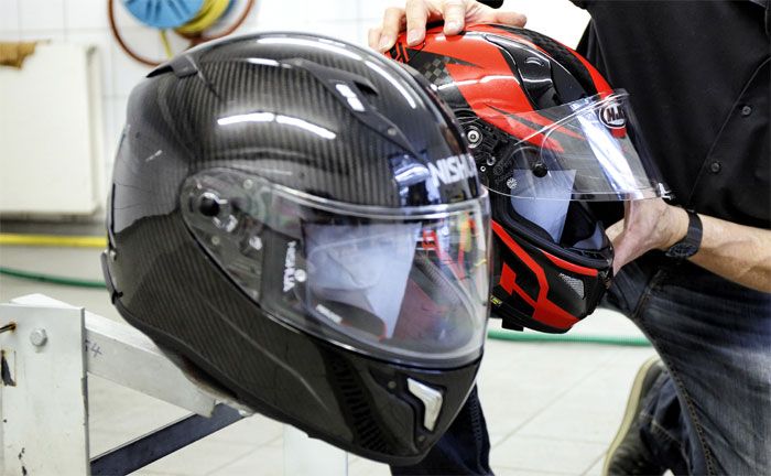 Jeder Motorradhelm wird auf die einzelnen Tests vorbereitet