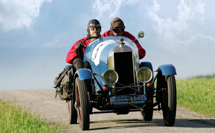 Automobile Klassiker am Paderborn-Lippstadt Airport samt historischer Flugzeuge zu bestaunen