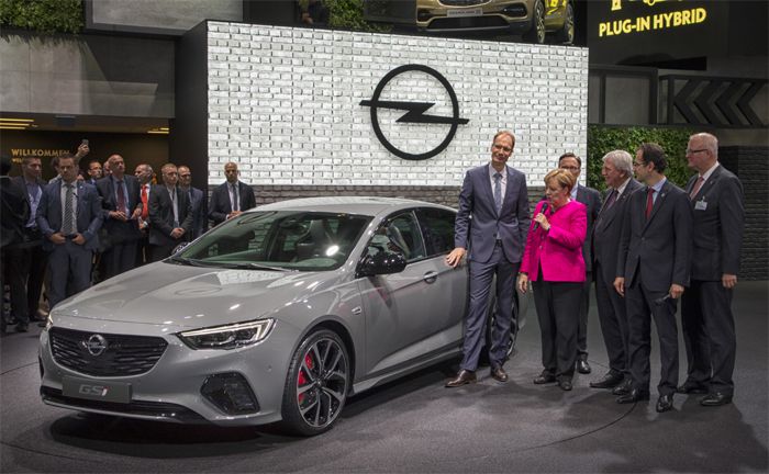 Opel-Chef Michael Lohscheller mit Kanzlerin Angela Merkel