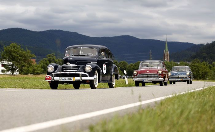 Opel Kapitn auf der 7. Paul Pietsch Classic: Im Vordergrund ein Opel Kapitn von 1952.