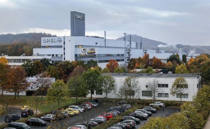 Opel-Werk Eisenach vor dem Thüringer Wald