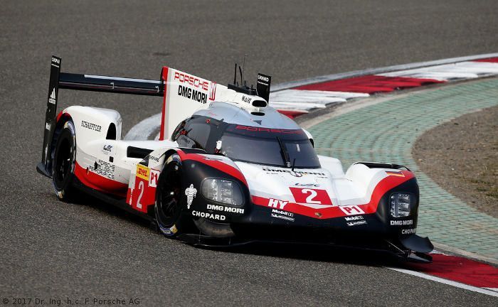 Rennfahrer testen beim Freien Training die Strken ihres Hybrid-Porsches