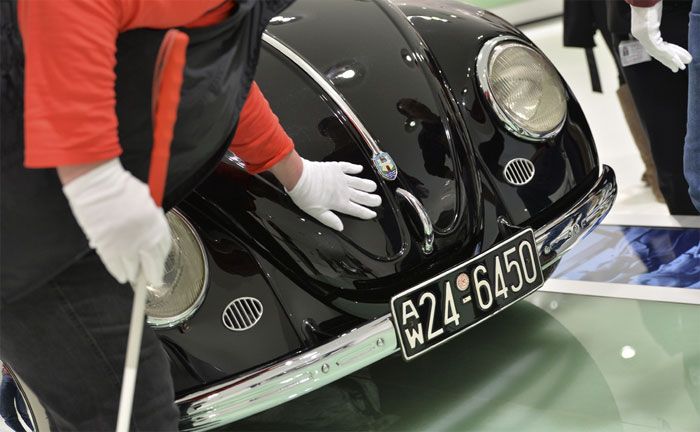 Menschen mit Handicap knnen den Exponaten im Porsche Museum ganz nah kommen.