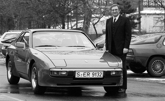 Peter W. Schutz vor einem Porsche 944 Anfang 1982 im Werk 1 in Stuttgart-Zuffenhausen