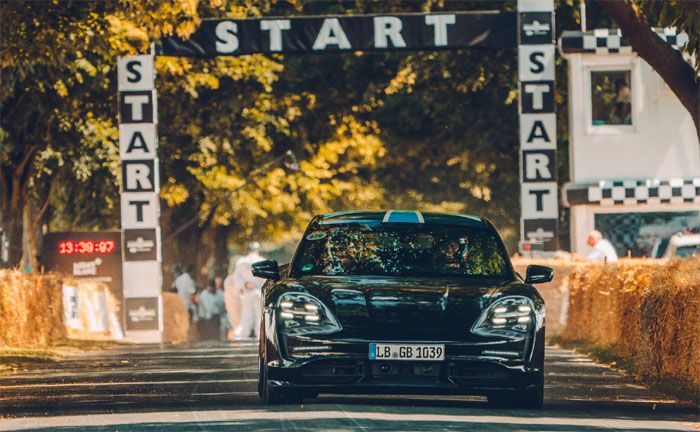 Mark Webber startet im Porsche Taycan erfolgreich beim Festival of Speed